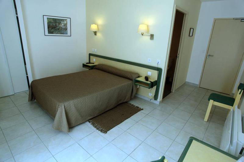 Logis Hotel Restaurant Le Cours Saint-Gilles  Zimmer foto