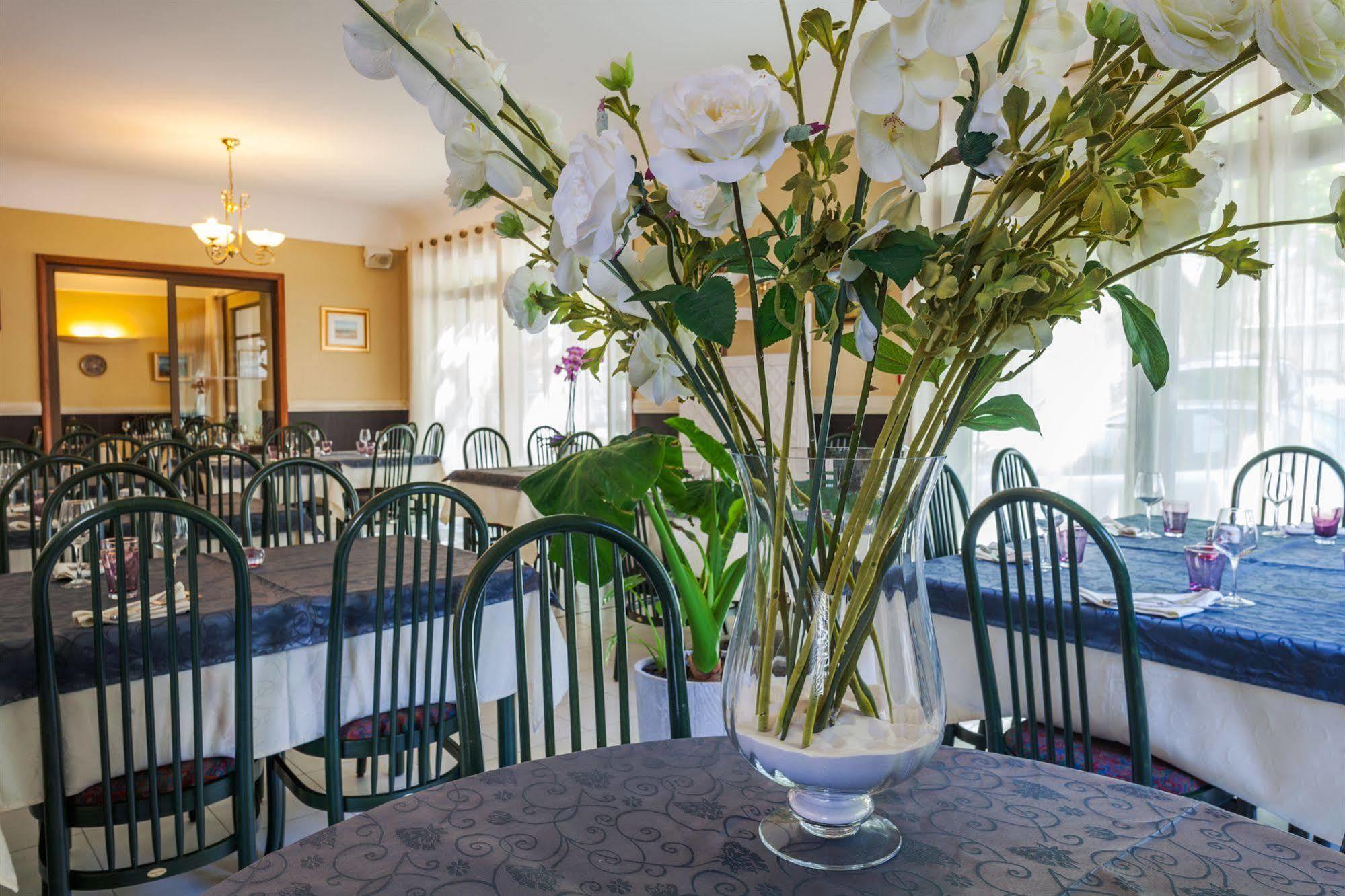 Logis Hotel Restaurant Le Cours Saint-Gilles  Exterior foto