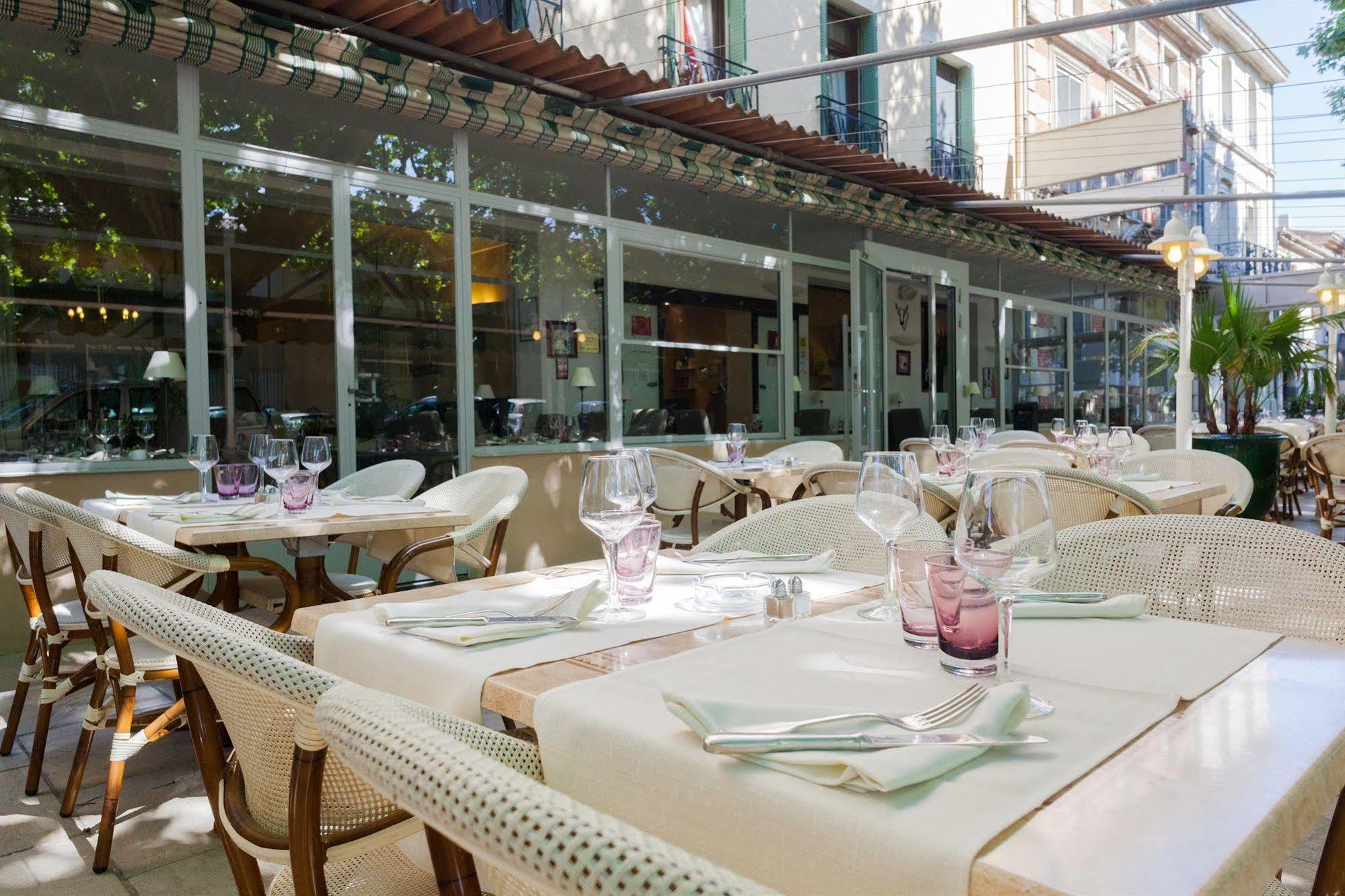 Logis Hotel Restaurant Le Cours Saint-Gilles  Exterior foto